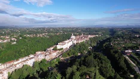 Filmische-Luftaufnahme,-Atemberaubende-Antike-Italienische-Stadt-Zagarolo,-Schmaler-Hügel