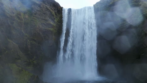 Wasserfall-Skogafoss-In-Wunderschöner-Isländischer-Landschaft---Weitwinkelaufnahme