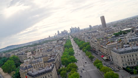 Rotating-view-of-the-downtown-city-center-in-Paris,-France-from-the-Arc-de-Triomphe