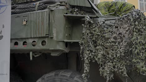 Lav-6-Vehículo-Militar-Blindado-Canadiense-De-La-OTAN-En-Un-Desfile-De-Demostración-En-Riga