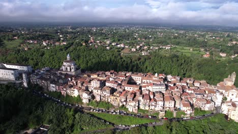 Antike-Stadt-Zagarolo-Auf-Einem-Schmalen-Hügel,-Luftaufnahme-Kleiner-Straßen-In-Italien