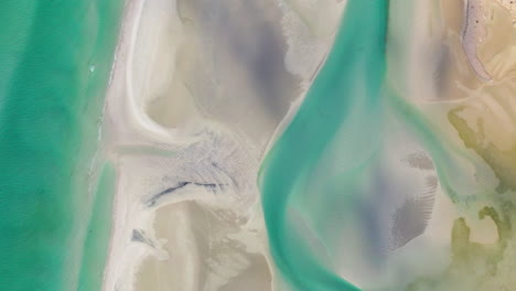 Türkisfarbenes-Wasser-Der-Detwah-Lagune-In-Sokotra,-Jemen---Luftaufnahme-Von-Oben-Nach-Unten