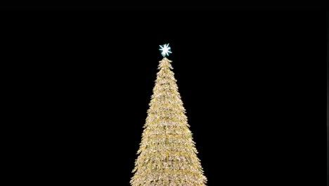 Während-Der-Weihnachtsfeierlichkeiten-Wird-Nachts-Eine-Beleuchtete,-Mit-Goldenen-LEDs-Versehene-Weihnachtsbauminstallation-Ausgestellt