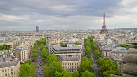 Vista-Estática-De-La-Torre-Eiffel-En-París,-Francia-Desde-El-Arco-Del-Triunfo.