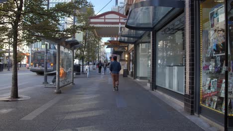 Vancouver,-Canadá---Gente-Paseando-Por-Establecimientos-Comerciales-En-El-área-Urbana---Toma-De-Seguimiento
