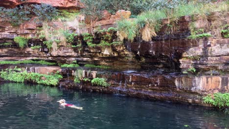 Frau-Schwimmt-Im-Kalten-Wasser-Eines-Kreisförmigen-Pools-In-Der-Nähe-Der-Fortescue-Falls-Im-Westen-Australiens