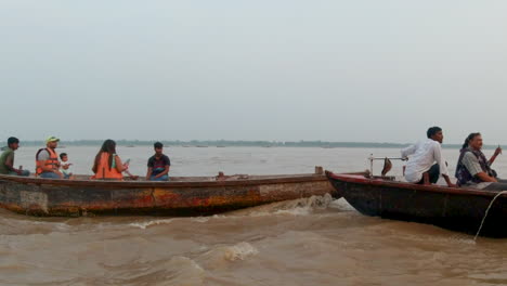 Filmische-Ganges-Flusskreuzfahrt-Chowk-Nach-Dem-Fall-Der-Menschen-Kanalboot-Varanasi-Nordindien-Bundesstaat-Alte-Heilige-Stadt-Provinz-Ghat-Pradesh-Landschaft-Grau-Wolkig-Heilig-Schlammig-Braun-Bewegung-Nach-Rechts-Folgen