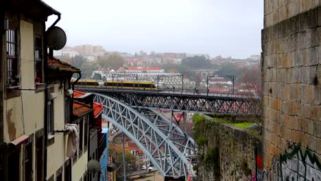 Tren-Amarillo-Cruzando-El-Icónico-Ponte-Dom-Luis-I-En-Oporto