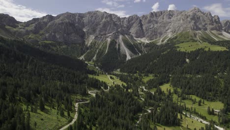 Toma-Panorámica-De-La-Carretera-Que-Conduce-A-Wurzjoch,-Con-La-Cordillera-Odle-Al-Fondo