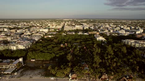 Luftaufnahme-Des-Strandes,-Des-Waldes,-Des-Stadtbildes-Und-Des-Fußballplatzes-In-Costa-Rica