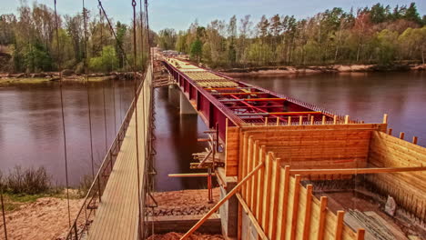 Zeitraffer-Des-Baus-Einer-Brücke-über-Den-Fluss-Gauja-In-Lettland
