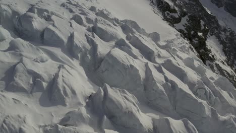 Primer-Plano-De-Un-Dron-Que-Captura-La-Cascada-De-Hielo-Del-Glaciar-Lys-En-Primavera,-Poco-Después-De-Una-Tormenta-De-Nieve-Con-Viento