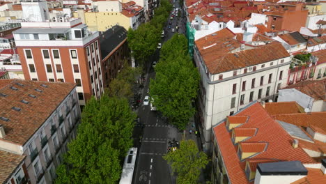 Luftaufnahme-Von-Autos,-Die-Durch-Die-Straße-In-Madrid,-Spanien-Fahren