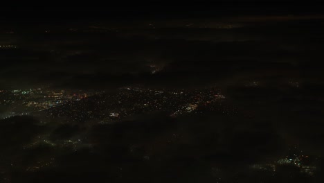 Flug-über-Los-Angeles-In-Einer-Bewölkten-Nacht