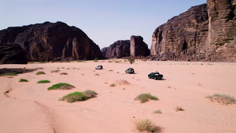 Automóviles-Circulando-Por-El-Desierto-Del-Sahara-En-El-Parque-Nacional-Tassili-N&#39;ajjer-En-El-Sureste-De-Argelia