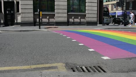 Menschen-Am-Fußgängerüberweg-Der-Rainbow-Street-An-Der-Kreuzung-In-London-Für-Gay-Pride,-Pride-Month,-Aufnahme-Auf-Augenhöhe,-Statische-Kamera,-Tag,-Echtzeit