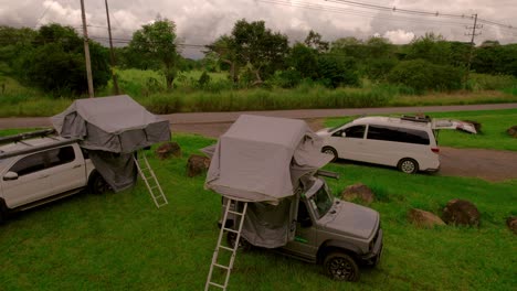 Toma-Cenital-De-Un-Campamento-De-Vehículos-Al-Borde-De-La-Carretera-En-Costa-Rica.