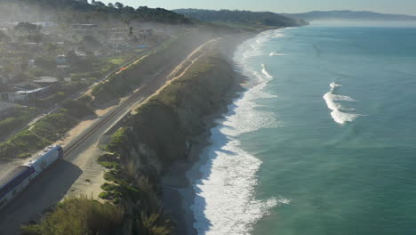 Train-along-the-bluffs-of-Del-Mar-with-the-ocean-below