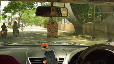 Riding-in-a-taxi-through-the-streets-of-Bangalore,-India