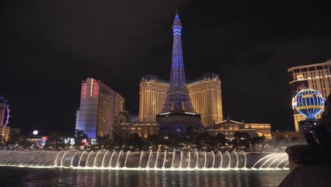 Unbearbeitete-Aufnahmen-Der-Wassershow-In-Vegas-Mit-Blick-Auf-Den-Pariser-Turm