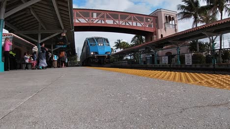 Tri-Rail-Train-arriving-at-the-station-in-West-Palm-Beach,-Florida