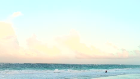 Un-Hombre-Surfea-Con-Paracaídas-En-El-Mar-Caribe-A-Través-Del-Viento-Con-Nubes-Moradas-En-El-Fondo