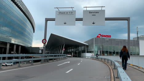 Anfahrt-Zum-Flughafen,-Sehr-Schöne-Architektur