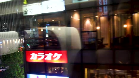 Vorbei-An-Einer-Tokioter-Straße-Aus-Dem-Fenster-Eines-Hochgeschwindigkeitszuges