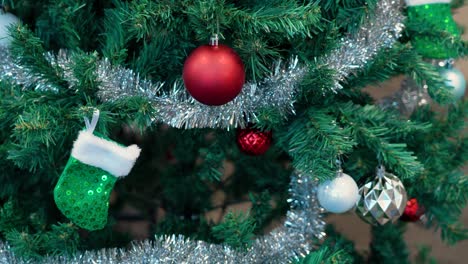 Eine-Nahaufnahme-Eines-Traditionell-Geschmückten-Weihnachtsbaums-In-Den-Vereinigten-Staaten-Von-Amerika