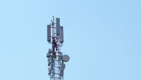 Maintenance-worker-servicing-5G-network-antennas-telecommunication-tower