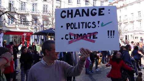 Personas-En-Huelga-Por-Un-Futuro-Climático-Seguro