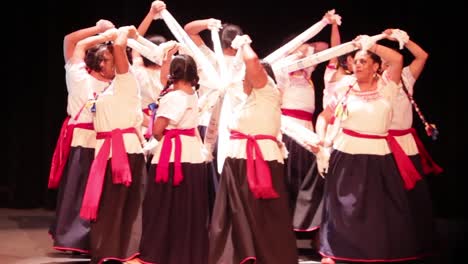 Eine-Gruppe-Erwachsener-Frauen-Tanzt-Einen-Traditionellen-Mexikanischen-Tanz.-In-Mexiko-Sieht-Man-Häufig,-Wie-ältere-Und-Junge-Menschen-Die-Traditionellen-Tänze-Am-Leben-Erhalten