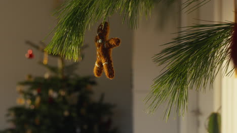 Handgefertigtes-Lebkuchenmann-Ornament,-Das-Am-Festlichen-Weihnachtsbaum-Hängt