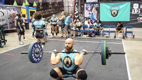 Man-deadlifts-weight-in-crossfit-competition