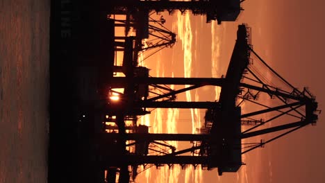 Containerkran-Auf-Der-Insel-Bukom-Im-Hintergrund-Des-Sonnenuntergangs,-Aufgenommen-Vom-Labrador-Steg