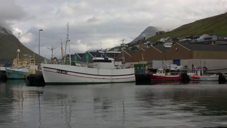 Barcos-De-Pesca-En-Un-Pequeño-Puerto-En-Las-Islas-Feroe.