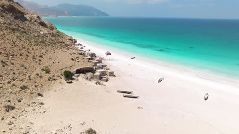 Playa-De-Shoab-Con-Paisaje-Marino-Turquesa-En-La-Isla-De-Socotra,-Yemen---Disparo-De-Un-Dron