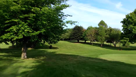 Niedrige-Luftaufnahme-Durch-Bäume-Auf-Einem-Englischen-Golfplatz