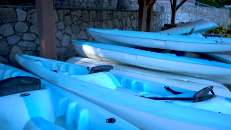Kayaks-Apilados-En-La-Playa