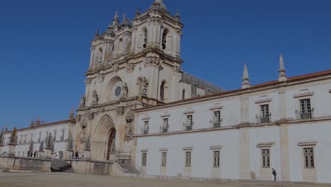 Toma-Panorámica-Del-Monasterio-De-Alcobaça-En-Portugal.