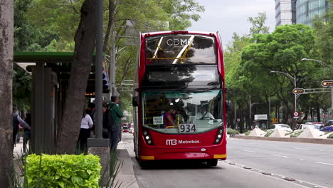 Menschen-Steigen-In-Mexiko-Stadt-In-Den-Metrobus