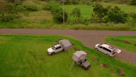 Vista-Aérea-De-Vehículos-Camper-Al-Borde-De-La-Carretera-En-Costa-Rica.