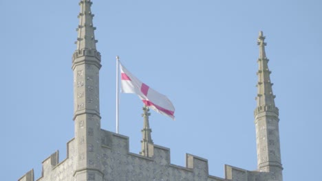 Bandera-De-San-Jorge-Ondeando-Con-La-Brisa-En-Lo-Alto-De-Una-Iglesia-En-Una-Tarde-Soleada-En-Inglaterra