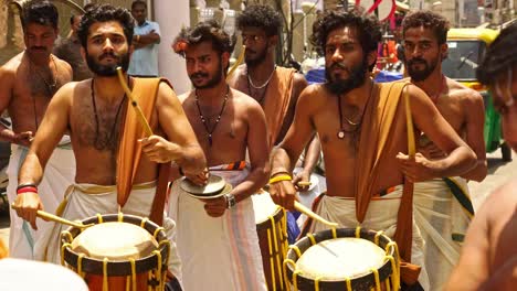 Fieles-Fuera-De-Un-Templo-Hindú-Narasimha-Swamy-En-Bangalore,-India,-Preparando-Un-Santuario-Mientras-Los-Músicos-Tocaban-Tambores
