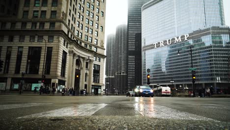 Autos-Warten-An-Der-Roten-Ampel,-Während-Menschen-Im-Nebligen-Chicago-An-Der-„Grand-Mile“-Zwischen-Alter-Und-Moderner-Architektur-Einen-Zebrastreifen-überqueren,-Mit-Dem-Trump-Hotel-Im-Hintergrund