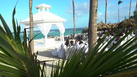 Eleganter-Hochzeitsbogen-Am-Strand-Des-Karibischen-Meeres