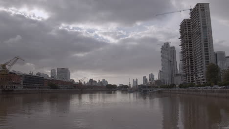 Erstaunliche-Wolken-über-Dem-Bundesdistrikt-In-Buenos-Aires,-Argentinien,-Von-Der-Brücke-Aus-Gesehen,-Die-Mit-Der-Innenstadt-Verbunden-Ist