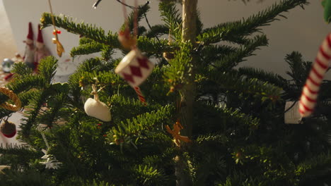 Innen-Weihnachtsbaum-Mit-Tagesbeleuchtung,-Geschmückt-Mit-Bunten-Ornamenten
