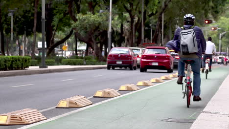 Gente-Andando-En-Bicicleta-En-La-Calle