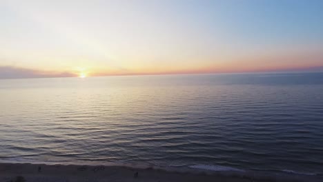 4K-Luftaufnahmen-Eines-Idyllischen-Strandes-An-Der-Polnischen-Ostsee,-An-Dem-Unkenntliche-Menschen-Spazieren-Gehen